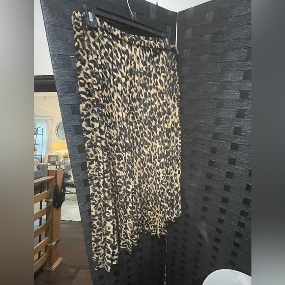 Super cute pleated skirt from Nordstrom —Halogen brand. Size L cheetah print - Picture 4 of 4